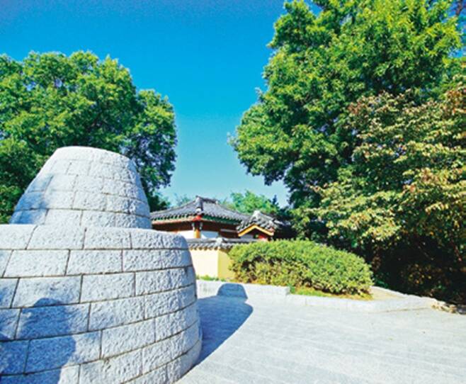 봉화산 정상 봉수대 터. 재현한 봉수대와 서울시 무형문화재 봉화산 도당굿과 연관된 건물이 있다.