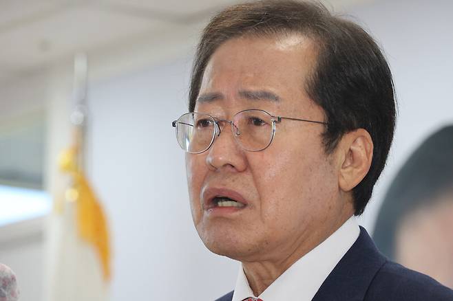 홍준표 국민의힘 대선 경선 후보가 28일 오전 서울 여의도 캠프 사무실에서 ‘서민 복지 대전환’ 공약을 발표하고 있다. 공동취재사진