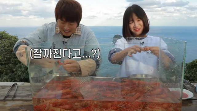 인기 먹방 유튜버 쯔양(오른쪽)이 25일 독도의 날을 맞아 인기 웹툰 작가 기안84와 함께 울릉도에서 촬영한 독도새우 먹방. 유튜브 캡처