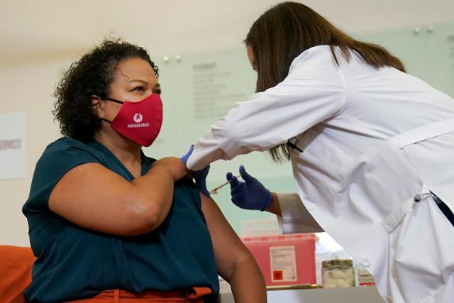 미국 캘리포니아주 미아 본타 의원이 27일 오클랜드의 한 백신 접종센터에서 코로나19 부스터샷을 맞고 있다. 오클랜드=AP 연합뉴스
