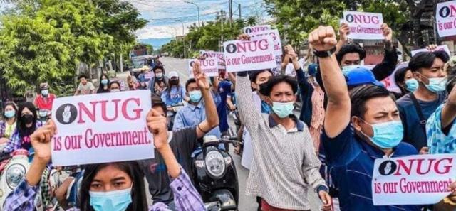 지난 17일 미얀마 만달레이 지역에서 시민들이 민주진영인 국민통합정부(NUG)를 지지하는 집회를 벌이고 있다. 이라와디 캡처