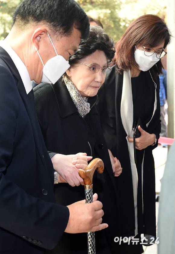 고 노태우 전 대통령의 부인 김옥숙 여사가 28일 오후 서울 종로구 서울대병원 장례식장에 마련된 고(故) 노태우 전 대통령 빈소로 입장하고 있다. [사진=사진공동취재단]