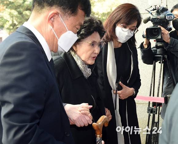 고 노태우 전 대통령의 부인 김옥숙 여사가 28일 오후 서울 종로구 서울대병원 장례식장에 마련된 고(故) 노태우 전 대통령 빈소로 입장하고 있다. [사진=사진공동취재단]