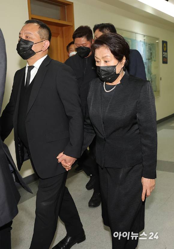 전두환 전 대통령의 부인 이순자 여사와 아들 전재국 씨가 28일 오후 서울 종로구 서울대병원 장례식장에 마련된 고(故) 노태우 전 대통령 빈소에 조문을 마치고 이동하고 있다. [사진=사진공동취재단]