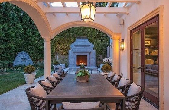 야외에 마련된 식사공간. [사진 Realtor.com]