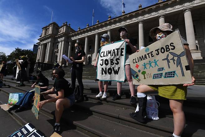 27일(현지시간) 호주 멜버른에 모인 기후단체 회원들이 COP26을 앞두고 기후 관련 정책 변화를 촉구하는 시위를 벌이고 있다. EPA=연합뉴스