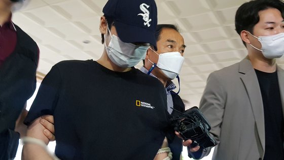 마포 오피스텔 감금 살인 사건의 피의자 중 한명이 지난 6월 15일 오전 서울 마포구 서울서부지방법원에서 열린 구속 전 피의자 심문에 출석하고 있다. 뉴시스