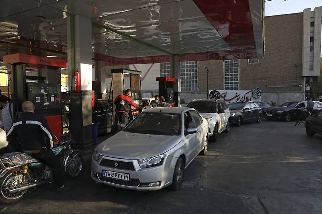 이란 테헤란의 한 주유소에서 27일(현지시간) 기름을 채우려는 자동차들이 줄을 서고 있다. 테헤란｜AP연합뉴스