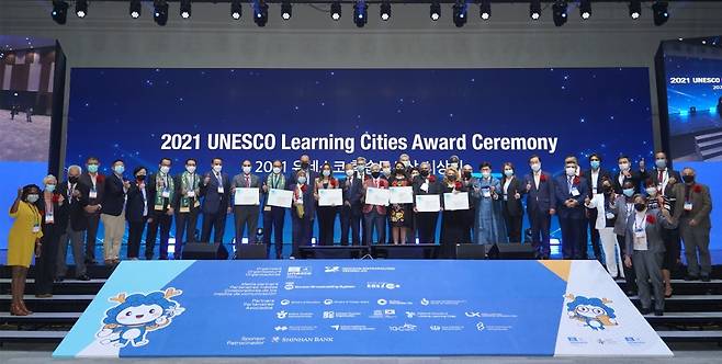 Following the opening ceremony, the fifth UNESCO International Conference on Learning Cities kicked off in earnest Thursday with discussion sessions (Yeonsu-gu office)