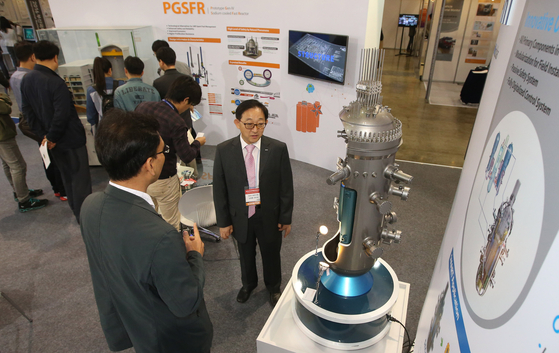 Visitors look at a model of the Smart (System-integrated Modular Advanced Reactor) small modular reactor (SMR) invented by the Korea Atomic Energy Research Institute (Kaeri) at the ″2016 Korea Atomic Industrial Forum″ held in Busan. [JOONGANG ILBO]