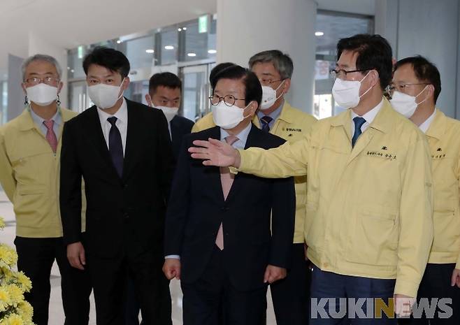 박병석 국회의장(가운데)이 28일 충남도청을 방문, 양승조 지사(오른쪽 두 번째)의 안내를 받고 있다.