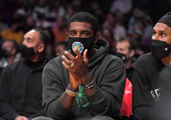 미국 남자프로농구 NBA 브루클린 네츠 가드 카이리 어빙이 지난 2일 로스앤젤레스 레이커스와 비시즌 연습경기가 열린 스테이플스센터 관중석에 앉아 동료들에게 박수를 보내고 있다. 어빙은 NBA 시즌 개막 뒤에도 백신을 접종하지 않아 팀에 합류하지 못하고 있다. AFP연합뉴스