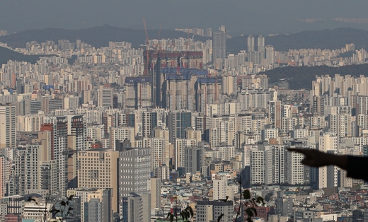 한국부동산원이 발표한 '2021년 10월 4주(25일 기준) 전국 주간 아파트 가격동향'에 따르면 전국 아파트값 상승률은 전주(0.25%)보다 0.01%포인트 축소한 0.24%로 나타났다. /사진=뉴시스