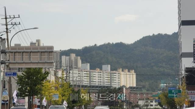 다주택자 취득세 중과를 골자로 한 7·10 대책 이후 지방 중소도시의 공시가 1억원 이하 아파트 매수세가 급증한 것으로 나타났다. 사진은 속초시 교동 일대 모습. [헤럴드경제DB]