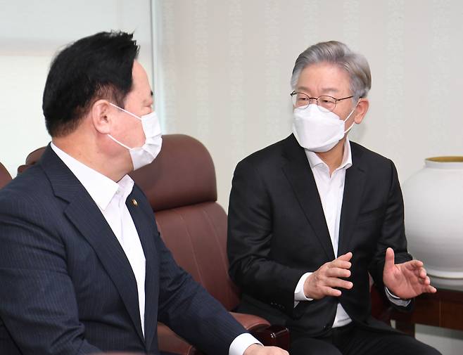 더불어민주당 이재명 대선 후보(오른쪽)와 김두관 의원이 28일 오후 서울 여의도 국회 의원회관의 김 의원 사무실에서 대화하고 있다. [연합]
