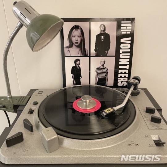 [서울=뉴시스]더 발룬티어스 LP2021.10.28(사진=블루바이닐 제공) photo@newsis.com*재판매 및 DB 금지