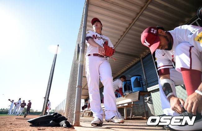 [OSEN=서프라이즈(美애리조나), 지형준 기자]미국 애리조나 서프라이즈에 스프링캠프를 차린 넥센 히어로즈. 오주원, 로저스 2018.02.12 /jpnews@osen.co.kr