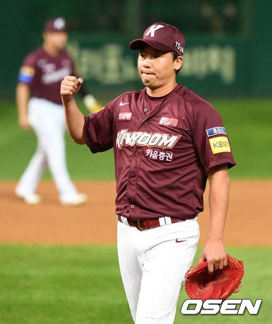 [OSEN=인천, 이대선 기자]2019신한은행 MYCAR KBO리그' 플레이오프 2차전,&nbsp;경기 종료 후 키움 오주원이 승리의 기쁨을 나누고 있다. 2019.10.15/sunday@osen.co.kr