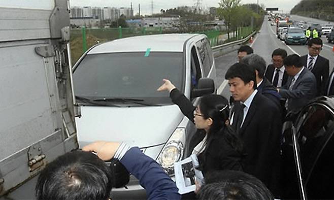 지난 2014년 수사진이 ‘보험금 95억’ 만삭 아내 사망 교통사고를 조사하는 모습. 연합뉴스