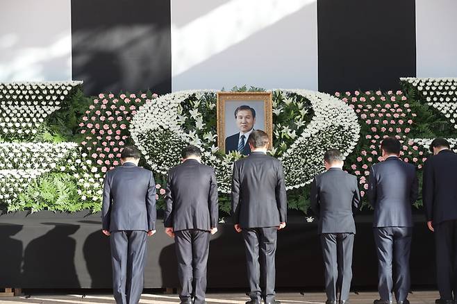 서울광장에 고 노태우 전 대통령 국가장 합동분향소 설치 (서울=연합뉴스) 백승렬 기자 = 28일 서울광장에 고 노태우 전 대통령 국가장 합동분향소가 설치됐다. 2021.10.28 srbaek@yna.co.kr/2021-10-28 09:35:23/ <저작권자 ⓒ 1980-2021 ㈜연합뉴스. 무단 전재 재배포 금지.>