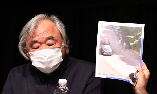 피아니스트 백건우가 28일 서울 서초구 흰물결아트센터에서 열린 기자회견에서 자료 사진을 들어보이며 아내 윤정희 방치 의혹을 해명하고 있다. 연합뉴스