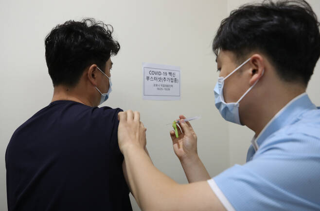10월25일 서울 종로구 서울대학교병원에서 의료진이 코로나19 백신 추가접종(부스터샷)을 받고 있다. ⓒ 연합뉴스