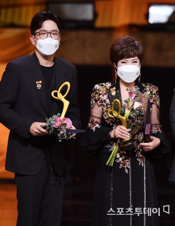 Singer Lee Juck and Yonja Kim are receiving the Presidential Citation at the 2021 Korea Popular Culture Art Prize held at the Haeorum Theater in Seoul, Jangchung-dong, on the 28th.2021.10.28.