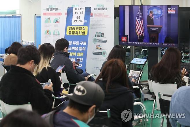 순조로운 코로나19 백신 접종 (서울=연합뉴스) 이정훈 기자 = 27일 후 서울 관악구민종합체육센터 신종 코로나바이러스 감염증(코로나19) 백신 접종센터. 2021.10.27 uwg806@yna.co.kr