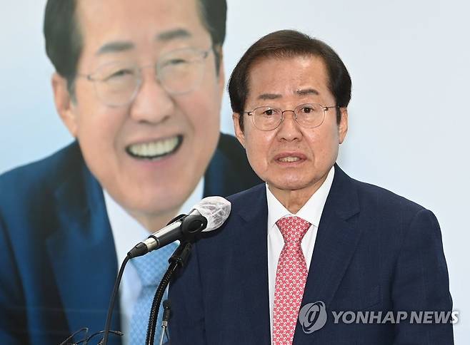 홍준표, 기자간담회 (서울=연합뉴스) 국민의힘 홍준표 대선 경선 후보가 28일 오후 서울 여의도 선거사무소에서 기자간담회를 하고 있다. 2021.10.28 [국회사진기자단] swimer@yna.co.kr