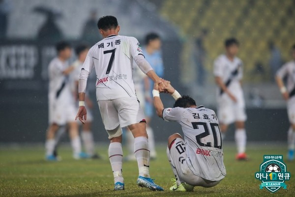 2019시즌 성남전 승리 직후 후배 김효기를 일으켜 세우는 배기종 선수, 당시 배기종, 안성남, 곽태휘, 김효기, 윤정현 골키퍼 등 경남 베테랑들이 투혼을 발휘하며 마지막까지 잔류의 불씨를 이어나갔다.