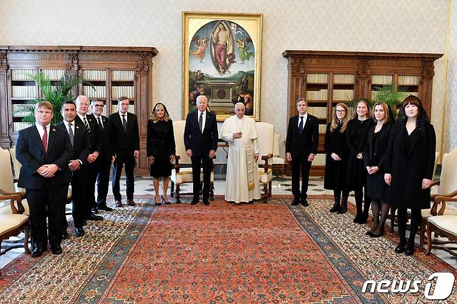 프란치스코 교황이 29일 바티칸을 방문한 조 바이든 미국 대통령과 질 바이든 여사를 만났다. © 로이터=뉴스1 © News1 원태성 기자