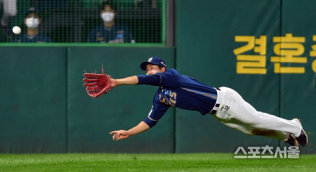 NC 좌익수 정진기가 안타성 타구를 다이빙캐치해내고 있다. 강영조기자 kanjo@sportsseoul.com