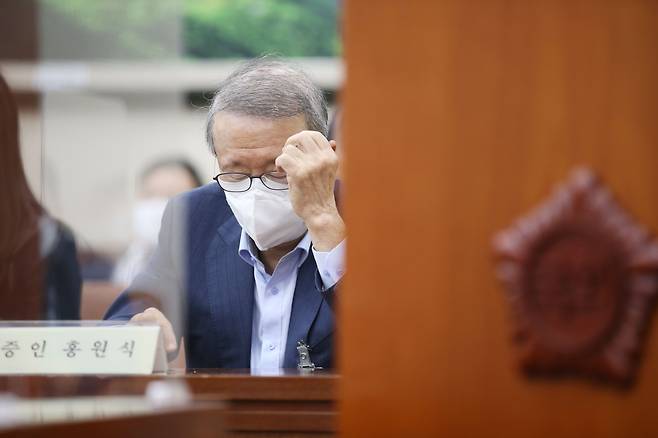 홍원식 남양유업 회장이 10월 21일 오후 서울 여의도 국회에서 열린 환경노동위원회의 고용노동부 종합감사에 출석하고 있다. /국회사진기자단