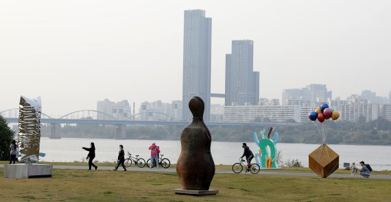 시민들이 28일 서울 한강공원에서 크라운해태제과가 주최한 'K-Sculpture 한강 흥 프로젝트' 야외조각전시회 작품을 관람하고 있다. 크라운해태제과 제공