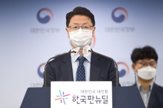 홍진배 과학기술정보통신부 정보보호네트워크정책관이 29일 오후 서울 종로구 정부서울청사 본관 브리핑룸에서 'KT 네트워크 장애 원인분석 결과' 관련 브리핑을 하고 있다. 과기정통부 제공