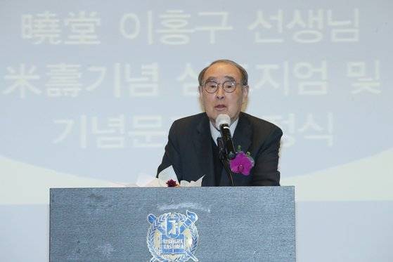 이홍구 전 국무총리는 이날 미수 축하연에 대한 인사말을 고 노태우 전 대통령에 대한 묵념으로 대신했다. 이 전 총리는 노 전 대통령 재임 시절 국토통일원 장관으로 '한민족공동체통일방안'을 설계했고, 이후 노 전 대통령과 각별한 인연을 이어왔다. 우상조 기자