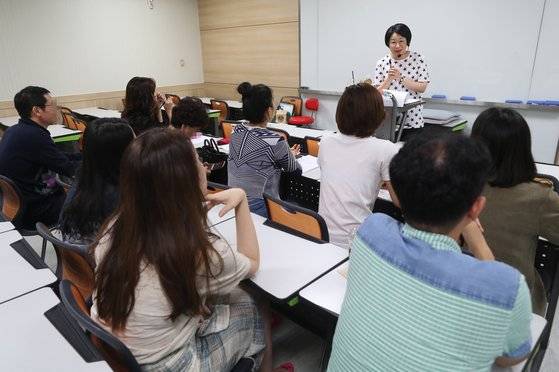 서울 강남구 역삼동 한 영어학원에서 직장인들이 퇴근 뒤 영어 수업을 듣고 있다. 사진 뉴스1