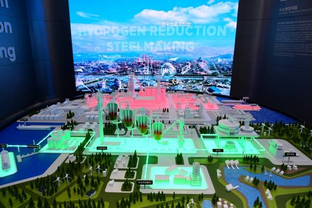 9월 8일 개막한 수소모빌리티 쇼의 포스코그룹 부스 중 수소환원제철로 구현하는 가상 제철소 모형. /사진=한경DB
