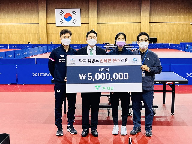 여자탁구 신유빈(왼쪽에서 3번째)이 스포츠 유망주 홍보 캠페인 ‘뉴스타운동본부’ 3번째 후원 선수가 됐다. 사진=대한체육회 제공