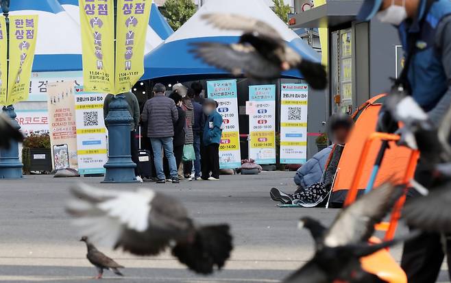 11월1일부터 다수 시설에 적용되던 운영시간 제한이 해제된다. 고위험 시설인 노래방, 헬스장, 유흥시설은 방역패스(백신패스)를 도입하고 1~2주의 계도기간을 적용한다. 식당·카페는 접종완료자로 구성시 수도권 10명·비수도권 12명 이용이 가능하지만, 미접종자는 4명으로 제한된다. /사진=뉴시스