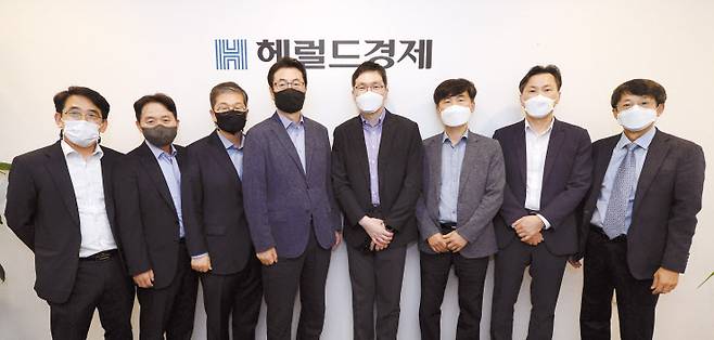 제26회 헤럴드보험대상 심사위원들이 지난 14일 서울 용산구 헤럴드스퀘어에서 심사를 마친 후 기념촬영을 하고 있다. 양해환(왼쪽부터) 금융감독원 보험감독국장, 이재구 손해보험협회 본부장, 이준섭 보험개발원 부원장, 성주호 경희대 교수(심사위원장), 이동엽 금융위원회 보험과장, 조재린 보험연구원 부원장, 소순영 생명보험협회 본부장, 김형곤 헤럴드경제 이사. 박해묵 기자