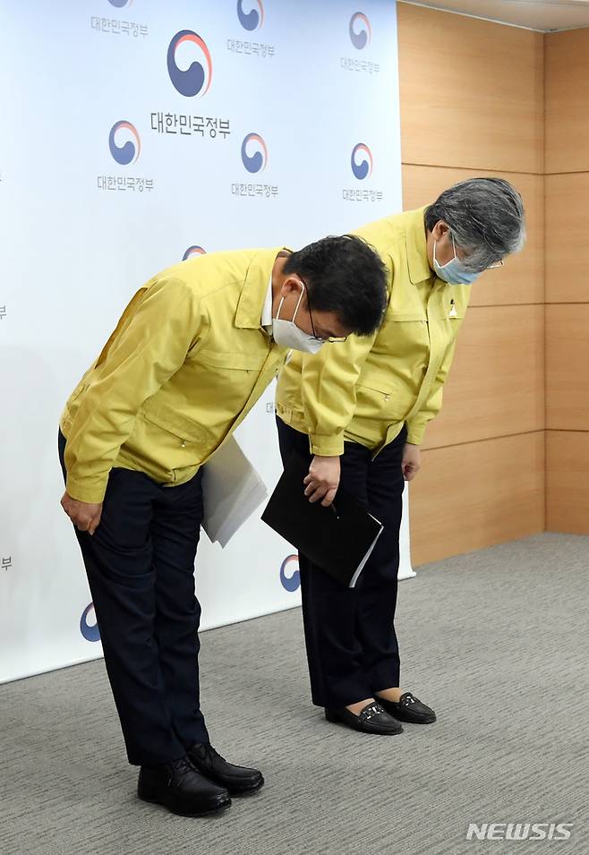 [서울=뉴시스] 김명원 기자 = 권덕철 중앙재난안전대책본부 제1차장(보건복지부 장관)과 정은경 중앙방역대책본부장(질병관리청장)이 29일 서울 종로구 정부서울청사에서 열린 코로나19 중대본 정례브리핑에서 내달 1일부터 도입하는 새로운 방역 체계 '단계적 일상회복'의 최종시행 방안을 발표에 앞서 인사하고 있다. (공동취재사진) 2021.10.29. photo@newsis.com