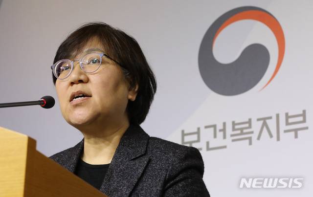 [세종=뉴시스]강종민 기자 = 국내서 '우한 폐렴' 확진자 1명이 발생한 20일 정은경 질병관리본부장이 정부세종청사에서 브리핑을 통해 감염병 위기경보 수준을 '주의' 단계로 상향한다고 밝히고 있다. 2020.01.20. ppkjm@newsis.com