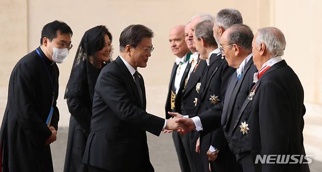 [바티칸=뉴시스] 김진아 기자 = 교황청을 공식 방문한 문재인 대통령과 부인 김정숙 여사가 29일(현지시간)  영접인사들과 인사를 하고 있다. 2021.10.29. bluesoda@newsis.com