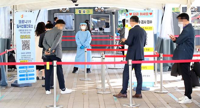 29일 오전 서울광장에 마련된 신종 코로나바이러스 감염증(코로나19) 선별검사소를 찾은 시민들이 검체 검사를 기다리고 있다. 연합뉴스
