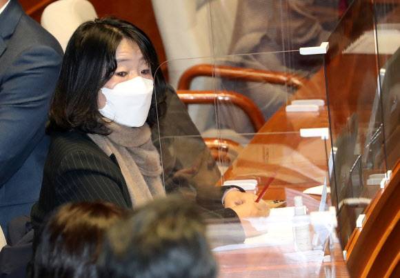 본회의 참석한 윤미향 - 더불어민주당 윤미향 의원이 13일 오후 국회에서 열린 본회의에서 국정원법 개정안에 대한 무제한 토론(필리버스터) 종결 찬반 투표를 위해 참석해 자리하고 있다. 2020.12.13 연합뉴스