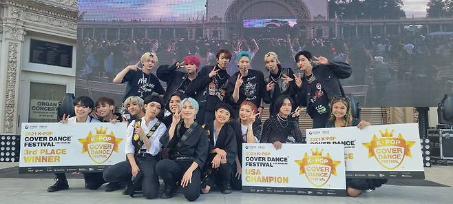 K-POP 커버댄스 페스티벌 in USA에서 수상팀들과 K팝 아이돌 P1하모니 기념촬영. 앞줄 오른쪽 두 번째가 우승자 코이(KOI). 서울신문 DB