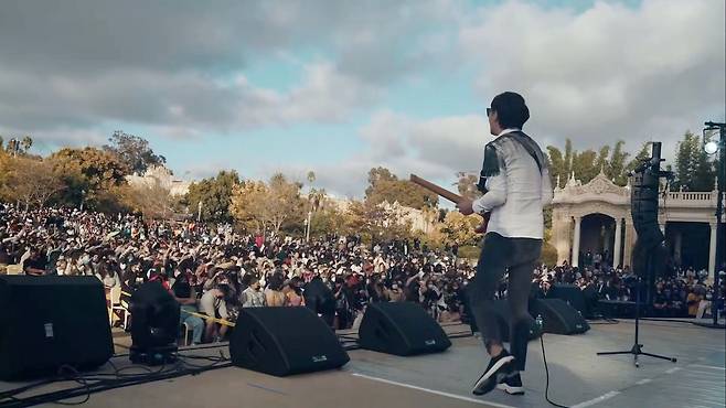 K-POP 커버댄스 페스티벌 in USA, 미국 샌디에이고 발보아 파크, 넥스트(N.EX.T) 김세황 연주에 환호하는 관객들. 서울신문 DB