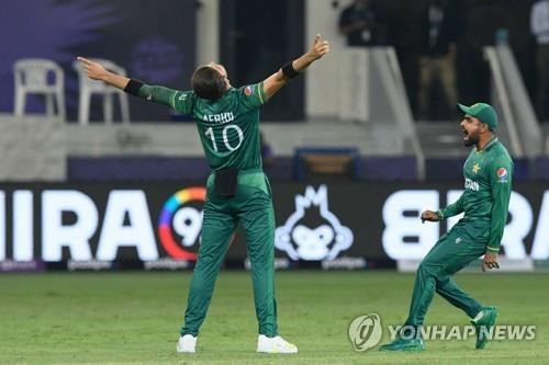 24일 T20 크리켓 월드컵 대회에서 인도를 이기고 기뻐하는 파키스탄팀 선수.  [AFP 연합뉴스 자료사진. 재판매 및 DB 금지]