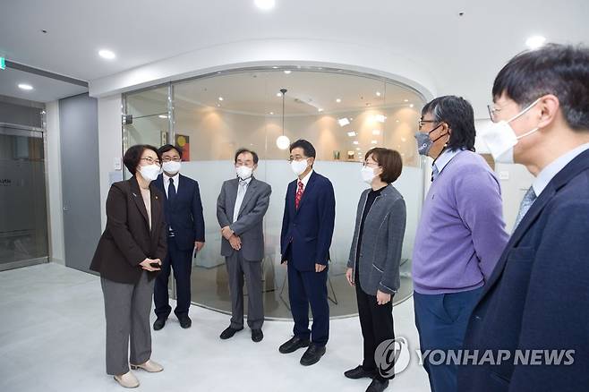 과학기술 석학들 만난 임혜숙 장관 (서울=연합뉴스) 임혜숙 과학기술정보통신부 장관(맨 왼쪽)이 29일 오전 서울 관악구 서울대학교 IBS RNA연구단 회의실에서 과학기술 석학들과 대화하고 있다. 왼쪽부터 임 장관, 강상욱 과학기술정보통신부 미래인재정책국장, 한민구 한국과학기술한림원장, 현택환·김빛내리 서울대 교수, 이영희·박남규 성균관대 교수. 2021.10.29 
    [과학기술정보통신부 제공. 재판매 및 DB 금지] photo@yna.co.kr